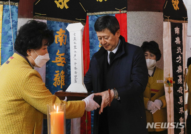 [서울=뉴시스] 박민석 기자 = 신동주 SDJ코퍼레이션 회장이 7일 오전 서울 조계사에서 엄수된 고 신격호 롯데그룹 명예회장의 49재에서 고 신격호 명예회장의 위패를 받아 들고 있다. 2020.03.07.   mspark@newsis.com