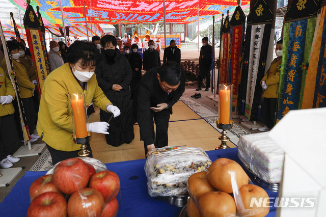 [서울=뉴시스] 박민석 기자 = 신동빈 롯데그룹 회장이 7일 오전 서울 조계사에서 엄수된 고 신격호 롯데그룹 명예회장의 49재에서 분향하고 있다. 2020.03.07. mspark@newsis.com