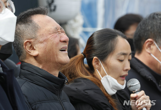 [서울=뉴시스] 박민석 기자 = 고 문중원 기수의 아버지 문군옥씨가 7일 오전 서울 종로구 정부서울청사 앞에 설치된 시민분향소에서 열린 '문중원 기수 죽음의 재발 방지를 위한 합의에 대한 입장'을 밝히는 기자회견에 참석해 눈물을 참고 있다. 2020.03.07. mspark@newsis.com