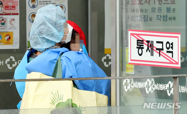 확진받은 5·7세 남매, 외할머니와 한 병실에 격리(종합)