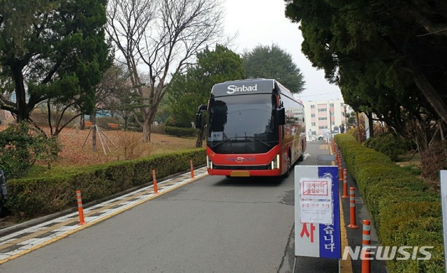 [대구=뉴시스]김정화 기자 = 신종 코로나바이러스 감염증(코로나19)으로 국내 첫 아파트 코호트 격리조치가 이뤄진 8일 오전 대구 달서구 성당동 한마음아파트에서 코로나19 의심 환자들을 태운 버스가 아파트를 나서고 있다. 2020.03.08. jungk@newsis.com