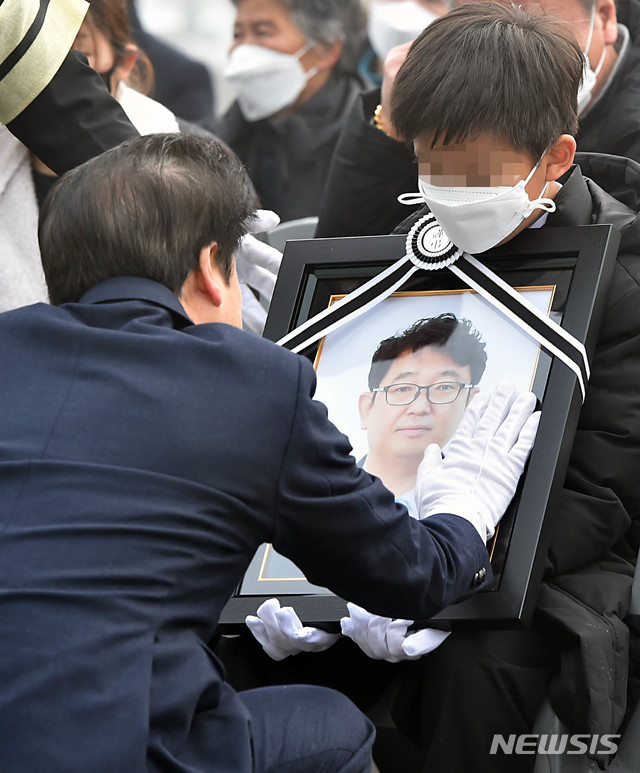 [성주=뉴시스] 이무열 기자 = 이병환 경북 성주군수가 고인의 영정을 바라보며 눈물을 흘리고 있다.