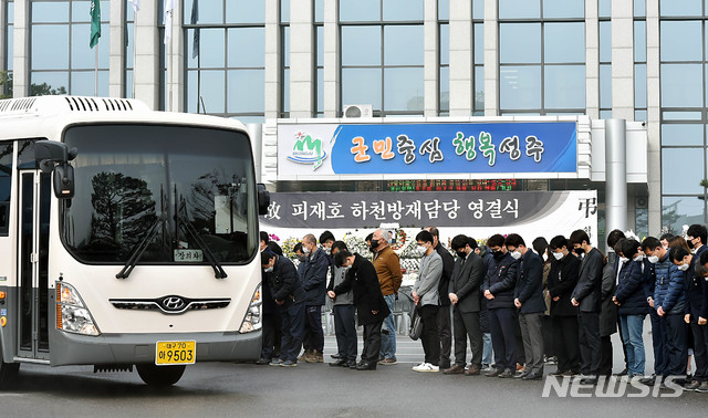 [성주=뉴시스] 이무열 기자 = 동료 공무원들이 운구차 양옆으로 도열해 고인의 마지막가는 길을 배웅하고 있다.