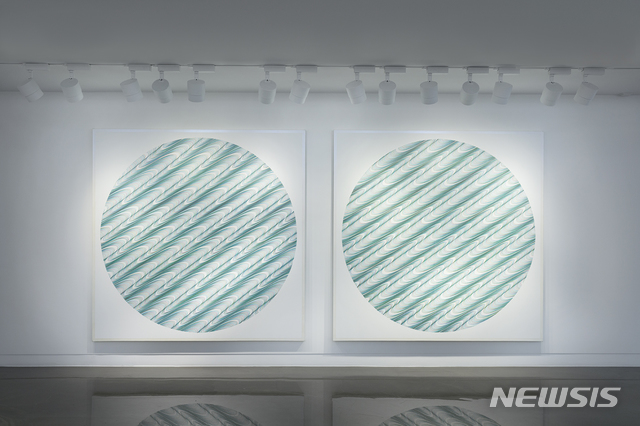 [서울=뉴시스] 노블레스 컬렉션, 지근욱 개인전 'Tuned Stroke(조율된 선)'전시 장면. (사진=노블레스 컬렉션 제공).2020.3.08. photo@newsis.com