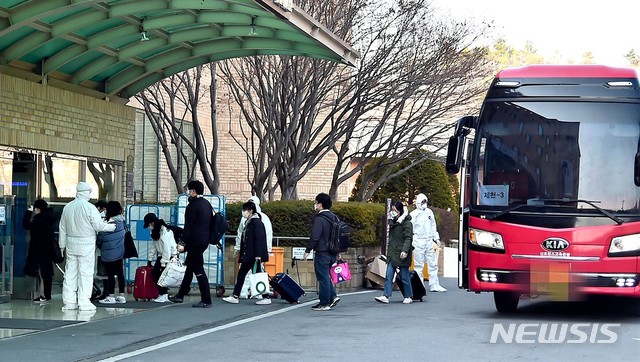 지난 3월 충북 제천 국민연금 청풍리조트 생활치료센터. 대구 지역 신종 코로나19 경증 환자들이 들어오고 있다.