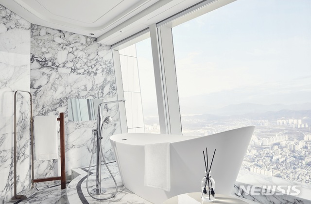 [서울=뉴시스]시그니엘서울 욕실 