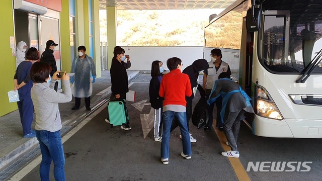 [영주=뉴시스]김정화 기자 = 신종 코로나바이러스 감염증(코로나19) 확진자가 치료를 받고 있는 영주적십자병원에서 완치자 13명이 퇴원했다. (사진 = 영주적십자병원 제공) 2020.03.08. photo@newsis.com