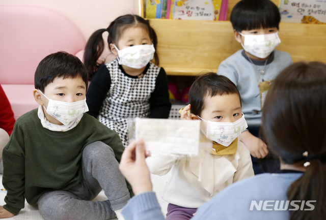 [임실=뉴시스]윤난슬 기자 = 전북 임실군이 저소득층에 이어 영유아의 감염병 예방을 위해 관내 어린이집 등에 유아용 마스크를 긴급 공급했다.(사진=임실군 제공) 