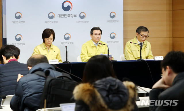 [서울=뉴시스]홍효식 기자 = 김용범 기획재정부 제1차관이 8일 서울 종로구 정부서울청사 브리핑룸에서 마스크 수급 안정화 대책 보완방안 합동 브리핑을 하고 있다. 2020.03.08. yesphoto@newsis.com