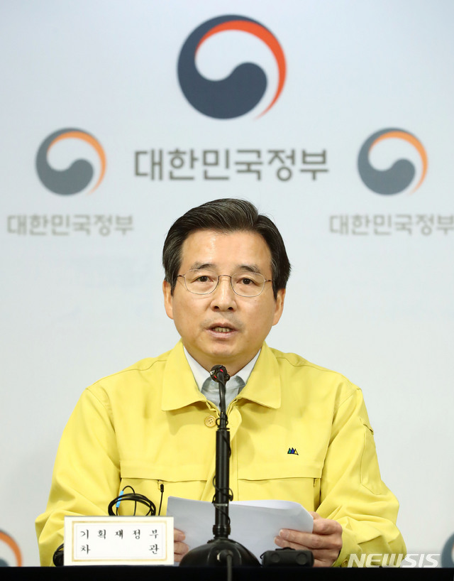 [서울=뉴시스]홍효식 기자 = 김용범 기획재정부 제1차관이 8일 서울 종로구 정부서울청사 브리핑룸에서 마스크 수급 안정화 대책 보완방안 합동 브리핑을 하고 있다. 2020.03.08.&nbsp; yesphoto@newsis.com