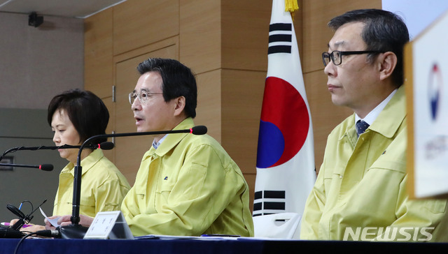 [서울=뉴시스]홍효식 기자 = 김용범 기획재정부 제1차관이 8일 서울 종로구 정부서울청사 브리핑룸에서 마스크 수급 안정화 대책 보완방안 합동 브리핑을 하고 있다. 2020.03.08.&nbsp; yesphoto@newsis.com