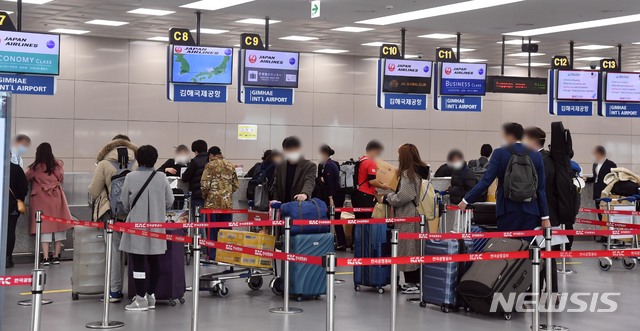 [부산=뉴시스] 하경민 기자 = 일본 정부가 신종 코로나바이러스 감염증(코로나19) 확산을 이유로 한국 국민에 대한 입국 제한 조치 시행을 앞둔 8일 오전 부산 강서구 김해국제공항 국제선 청사 일본 국적 항공사 창구를 찾은 승객들이 출국 수속을 하고 있다. 2020.03.08.yulnetphoto@newsis.com