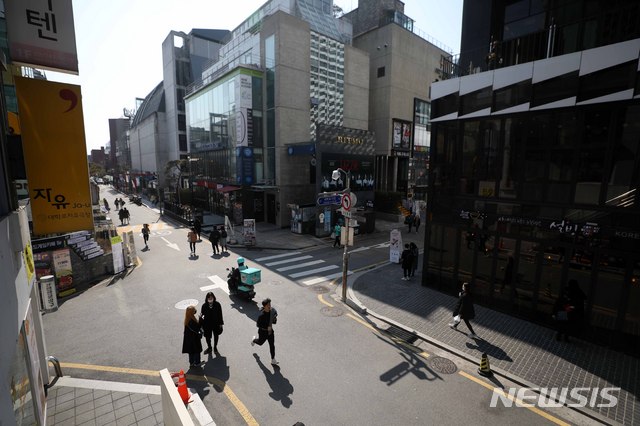 [서울=뉴시스]김선웅 기자 =8일 연극 공연장이 다수 위치한 서울 종로구 대학로가 코로나19의 여파로 한산한 모습을 보이고 있다. 2020.03.08.  mangusta@newsis.com