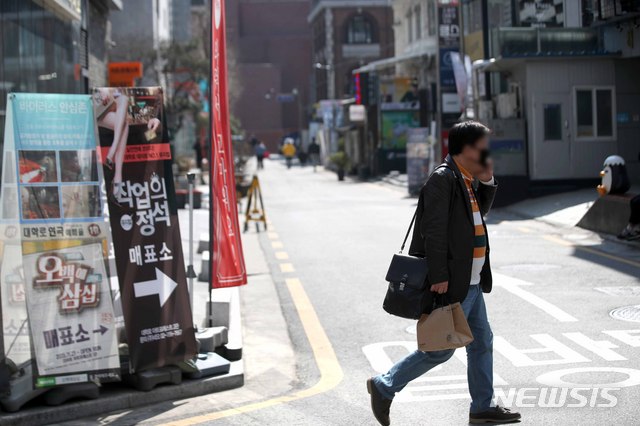 [서울=뉴시스]김선웅 기자 =8일 연극 공연장이 다수 위치한 서울 종로구 대학로가 코로나19의 여파로 한산한 모습을 보이고 있다. 2020.03.08.  mangusta@newsis.com