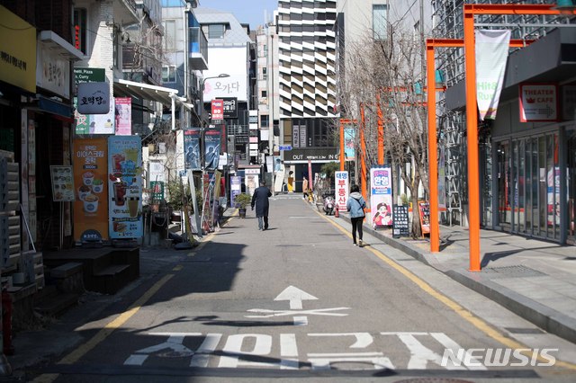 [서울=뉴시스]김선웅 기자 =8일 연극 공연장이 다수 위치한 서울 종로구 대학로가 코로나19의 여파로 한산한 모습을 보이고 있다. 2020.03.08.  mangusta@newsis.com