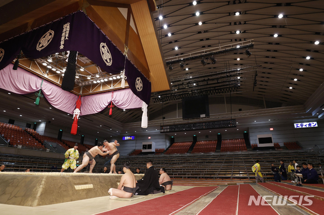 [오사카=AP/뉴시스] 8일 일본 오사카에서 코로나 19 때문에 관람객을 받지 않은 채 봄철 스모대전이 보름 일정으로 시작되어 선수들만 열을 뿜고 있다. 2020. 3. 8.  