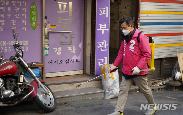 [서울=뉴시스] 4.15 총선 종로구에 예비후보로 등록한 미래통합당 황교안 대표가 8일 서울 종로구 창신2동에서 방역 활동을 하고 있다. (사진=황교안 캠프 제공) 2020.03.08. photo@newsis.com