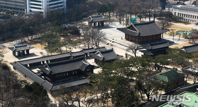 [서울=뉴시스]홍효식 기자 = 신종 코로나바이러스 감염증(코로나19) 확산이 지속되고 있는 8일 서울 중구 덕수궁이 한산한 모습을 보이고 있다. 2020.03.08.   yesphoto@newsis.com