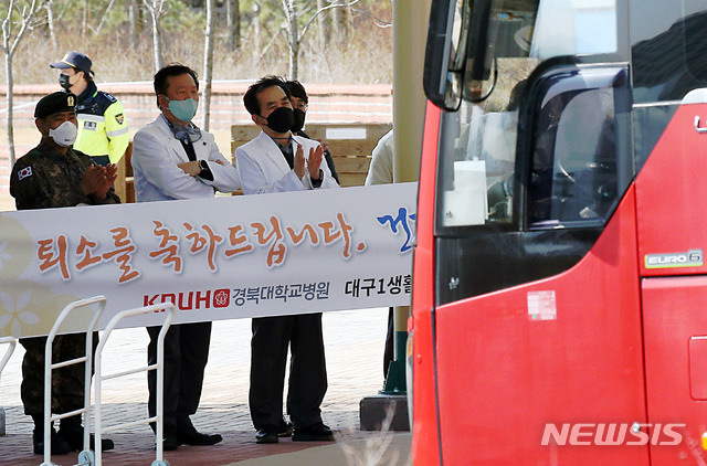 [대구=뉴시스] 이무열 기자 = 8일 대구 동구 중앙교육연수원에 마련된 신종 코로나바이러스 감염증(코로나19) 생활치료센터에서 의료진, 군, 보건당국, 관계자들이 경증 환자로 입원했다가 격리 생활을 마치고 해제된 퇴소자들에게 손을 흔들고 있다. 2020.03.08.lmy@newsis.com