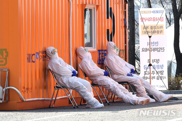 [수원=뉴시스] 김종택 기자 = 8일 오후 경기 수원시 팔달구 수원월드컵경기장에 설치된 신종 코로나바이러스 감염증(코로나19) 드라이브 스루 선별진료소에서 의료진들이 잠시 휴식을 취하고 있다. 2020.03.08.semail3778@naver.com