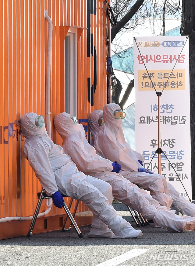 [수원=뉴시스] 김종택 기자 = 경기 수원에 설치된 한 신종 코로나바이러스 감염증(코로나19) 드라이브 스루 선별진료소에서 의료진들이 잠시 휴식을 취하고 있다. 2020.03.08.semail3778@naver.com