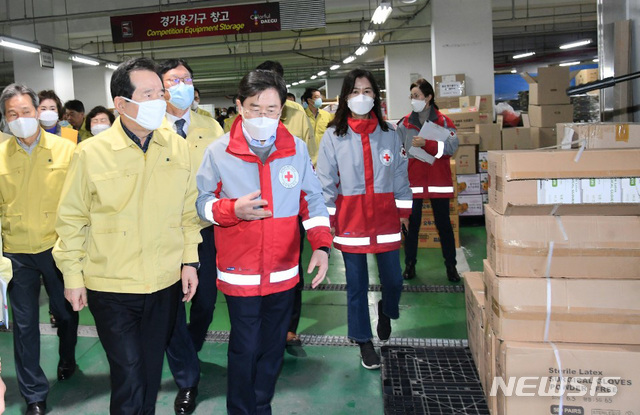 [서울=뉴시스] 정세균 국무총리가 8일오후 대구 수성구 대구스타디움의 신종 코로나바이러스 감염증(코로나19)관련 기부물품 관리 현장을 찾아 현황 확인 및 지급상황을 점검하고 있다. (사진=국무총리실 제공) 2020.03.08. photo@newsis.com