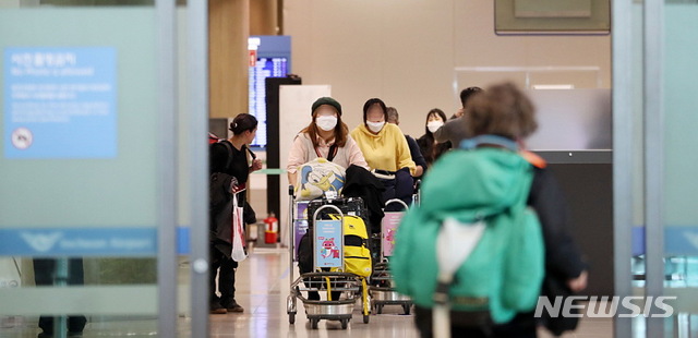 [인천공항=뉴시스]박주성 기자 = 지난 8일 오후 도쿄에서 출발한 비행기 편으로 승객들이 인천공항 제1터미널 입국장으로 입국하고 있다. 2020.03.08. park7691@newsis.com