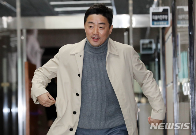 [서울=뉴시스] 장세영 기자 = 강훈식 더불어민주당 총선공천기획단 간사가 8일 서울 여의도 국회에서 열린 더불어민주당 비공개 최고위원회의에 참석하고 있다. 2020.03.08.&nbsp; photothink@newsis.com