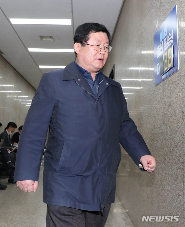 [서울=뉴시스] 장세영 기자 = 설훈 더불어민주당 최고위원이 8일 서울 여의도 국회에서 열린 더불어민주당 비공개 최고위원회의에 참석하고 있다. 2020.03.08.&nbsp; photothink@newsis.com