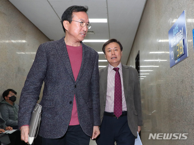 [서울=뉴시스] 장세영 기자 = 더불어민주당 이근형(왼쪽) 공천전략기획위원장과 도종환 전략공천위원장이 8일 서울 여의도 국회에서 열린 더불어민주당 비공개 최고위원회의에 참석하고 있다. 2020.03.08.&nbsp; photothink@newsis.com
