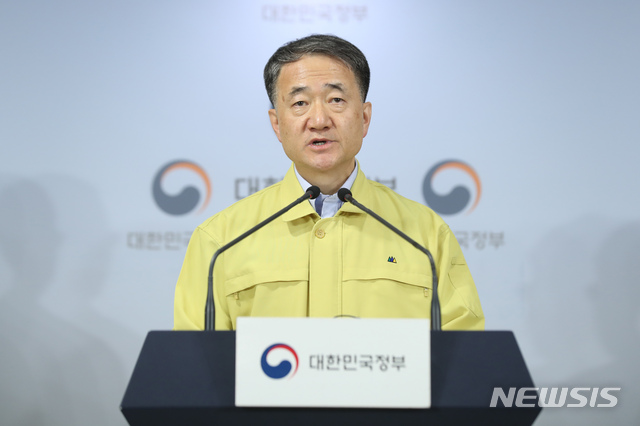 [서울=뉴시스]이윤청 기자 = 박능후 중앙재난안전대책본부 1차장(보건복지부 장관)이 8일 오후 서울 종로구 정부서울청사 브리핑실에서 신종 코로나 바이러스 감염증(코로나19) 대응 현황 및 계획 등에 대해 브리핑하고 있다. 2020.03.08.&nbsp; radiohead@newsis.com