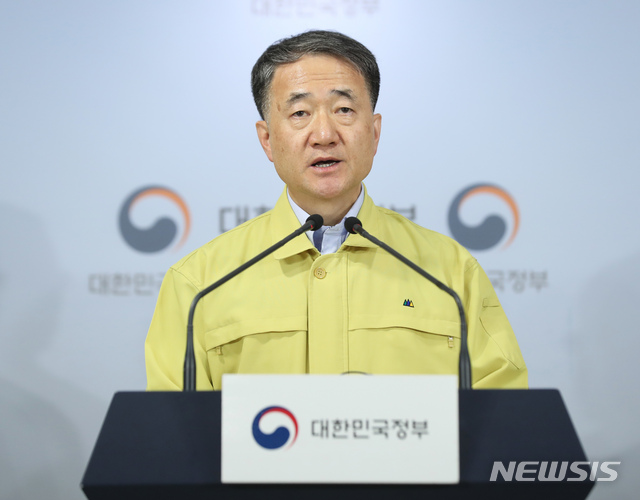 [서울=뉴시스]이윤청 기자 = 박능후 중앙재난안전대책본부 1차장(보건복지부 장관)이 8일 오후 서울 종로구 정부서울청사 브리핑실에서 신종 코로나 바이러스 감염증(코로나19) 대응 현황 및 계획 등에 대해 브리핑하고 있다. 2020.03.08.&nbsp; radiohead@newsis.com