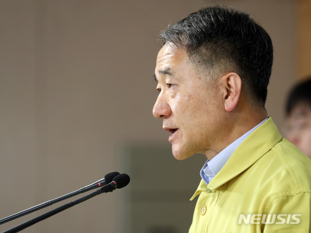 [서울=뉴시스]이윤청 기자 = 박능후 중앙재난안전대책본부 1차장(보건복지부 장관)이 8일 오후 서울 종로구 정부서울청사 브리핑실에서 신종 코로나 바이러스 감염증(코로나19) 대응 현황 및 계획 등에 대해 브리핑하고 있다. 2020.03.08.&nbsp; radiohead@newsis.com