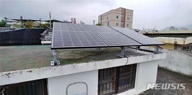  [부산=뉴시스] 허상천 기자 = 부산시는 클린에너지도시 조성을 위해 ‘2020년 미니태양광 보급사업’을 시행한다고 9일 밝혔다. 2020.03.09. (사진 = 부산시 제공) photo@newsis.com