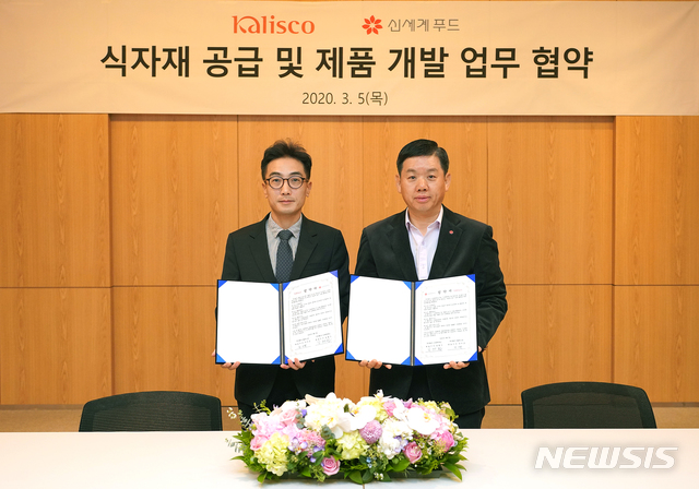 [서울=뉴시스] 서울 성동구 성수동 신세계푸드 본사에서 캘리스코 차기팔 C&D 본부장과 신세계푸드 김태권 식재유통총괄 수석(오른쪽) 등 양사 임직원들이 참석한 가운데 ‘식자재 공급 및 제품 개발 업무 협약식’이 진행됐다.