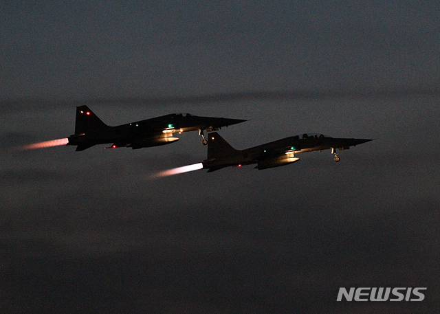 【수원=뉴시스】김경호 기자= 공군 제10전투비행단은 9일수도권 영공방위를 위해 F-5 전투기로 야간 비행훈련을 진행했다. 2020.03.09(사진= 제10전투비행단 제공)photo@newsis.com 