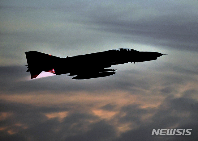【수원=뉴시스】김경호 기자= 공군 제10전투비행단은 9일 수도권 영공방위를 위해 F-4E 전투기로 야간 비행훈련을 진행했다. 2020.03.09(사진= 제10전투비행단 제공)photo@newsis.com 