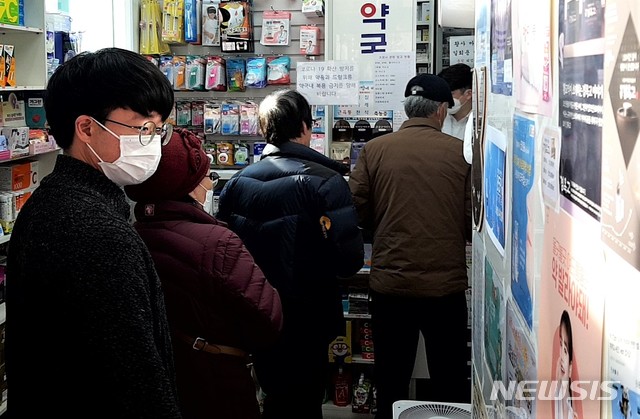 [충주=뉴시스]이병찬 기자 = 마스크 5부제 시행 첫 날인 9일 오전 충북 충주 시내의 한 약국이 종전보다 한산한 모습을 보이고 있다.2020.03.09.bclee@newsis.com