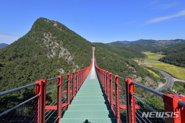 [순창=뉴시스]윤난슬 기자 = 전북 순창군의 대형 관광 개발 프로젝트 중 하나인 '채계산 출렁다리'가 그 위용을 드러내며 높은 관심을 끌고 있다.(사진=순창군 제공) 