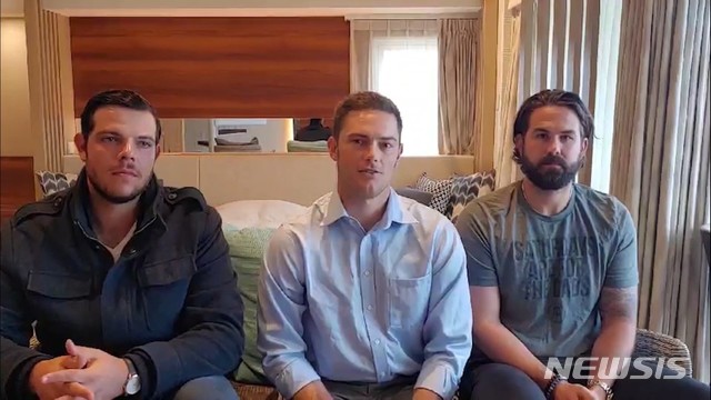 [서울=뉴시스] 팬들에게 안부 전한 프로야구 LG 트윈스 외국인 선수들. 왼쪽부터 로베르토 라모스, 타일러 윌슨, 케이시 켈리. (사진 = LG 트윈스 제공)