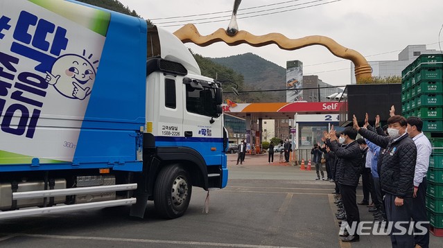 [창원=뉴시스] 홍정명 기자=종합주류업체 ㈜무학 최재호(맨 앞) 회장 등이 9일 오후 창원 본사에서 창원 등 지자체 기증용 살균소독제를 싣고 출발하는 차량을 배웅하고 있다.2020.03.09. hjm@newsis.com