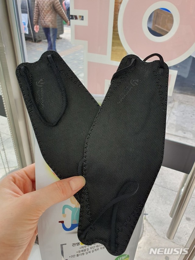 [서울=뉴시스] 정윤아기자=정부가 '마스크5부제'를 실시한 첫날인 9일 서울 종로 온유약국에서 오후 2시께 공적마스크 두매를 구입했다.&nbsp; 