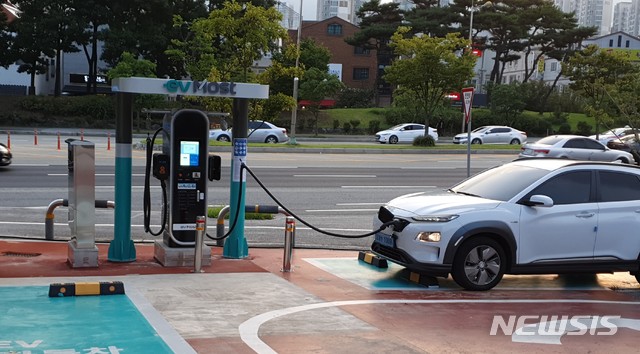 [서울=뉴시스]'2019년 전기차 충전서비스산업육성 사업'을 통해 설치비용을 지원받은 대전 SK세종 셀프주유소에서 전기차가 충전을 하고 있다. (사진=한국에너지공단 제공)