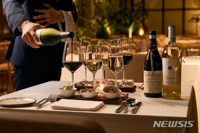 [서울=뉴시스]르 메르디앙 서울 ‘셰프 팔레트'가 '디너 뷔페'에 제공하는 와인 서비스 