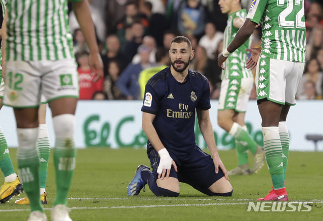 [세비야=AP/뉴시스]아쉬워하는 벤제마. 