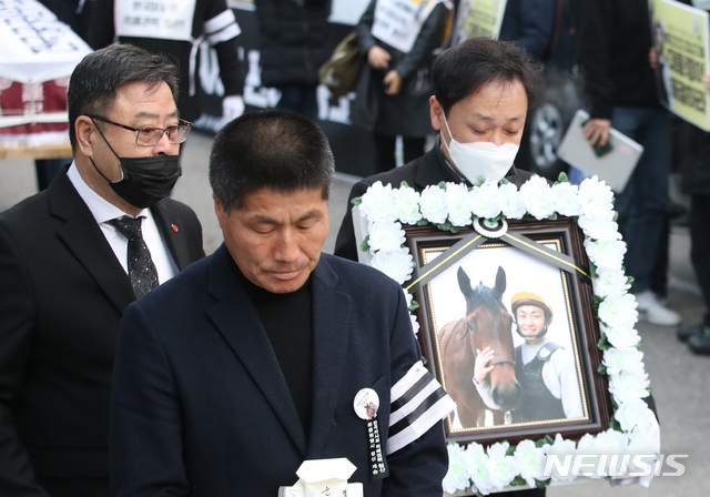 [서울=뉴시스]박미소 기자 = 고 문중원 기수의 발인식이 9일 오전 서울 종로구 서울대병원 장례식장에서 엄수되고 있다. 문 기수는 렛츠런파크 부산경남(부산경마공원)에서 근무하던 중 지난해 11월29일 마사회의 채용비리나 승부조작 등 비리를 고발했다.2020.03.09.  misocamera@newsis.com