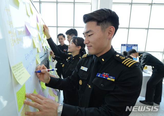 [서울=뉴시스]해군은 졸업 및 임관을 앞두고 있는 해군사관학교 제74기 졸업생을 비롯한 사관생도들이 신종 코로나바이러스 감염증(코로나19) 최전선에서 사투를 벌이고 있는 군의관과 간호장교들에게 성금과 격려의 메시지, 위문물품을 전달한다고 9일 밝혔다. 해군사관생도들이 군의관과 간호장교들에게 보낼 응원 메시지를 작성하고 있다. (사진=해군 제공) 2020.03.09.photo@newsis.com