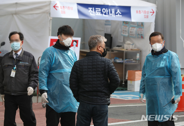 [서울=뉴시스]이윤청 기자 = 9일 오전 서울 중구 인제대학교 백병원에서 병원 관계자들이 분주히 움직이고 있다. 8일 서울백병원에 입원 중이던 41년생 여성 환자가 신종 코로나 바이러스 감염증(코로나19) 확진 판정을 받아 백병원 병동 일부와 응급실이 폐쇄됐다. 환자는 확진 판정을 받은 후에야 실 거주지가 대구라고 밝혔으며 이후 국가지정 격리병상으로 이송됐다. 2020.03.09. radiohead@newsis.com