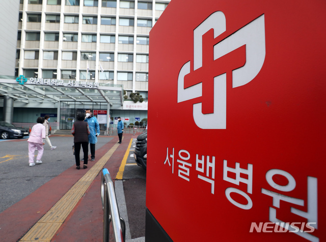 [서울=뉴시스]이윤청 기자 = 지난 9일 오전 서울 중구 인제대학교 백병원에서 병원 관계자들이 출입을 통제하고 있다. 2020.03.09. radiohead@newsis.com