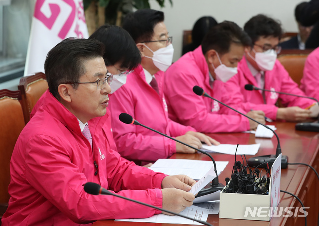 [서울=뉴시스] 고승민 기자 = 황교안 미래통합당 대표가 9일 서울 여의도 국회에서 열린 최고위원회의에서 발언하고 있다. 2020.03.09.kkssmm99@newsis.com